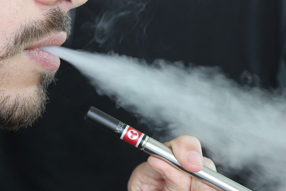 E cigarette 1301670 960 720